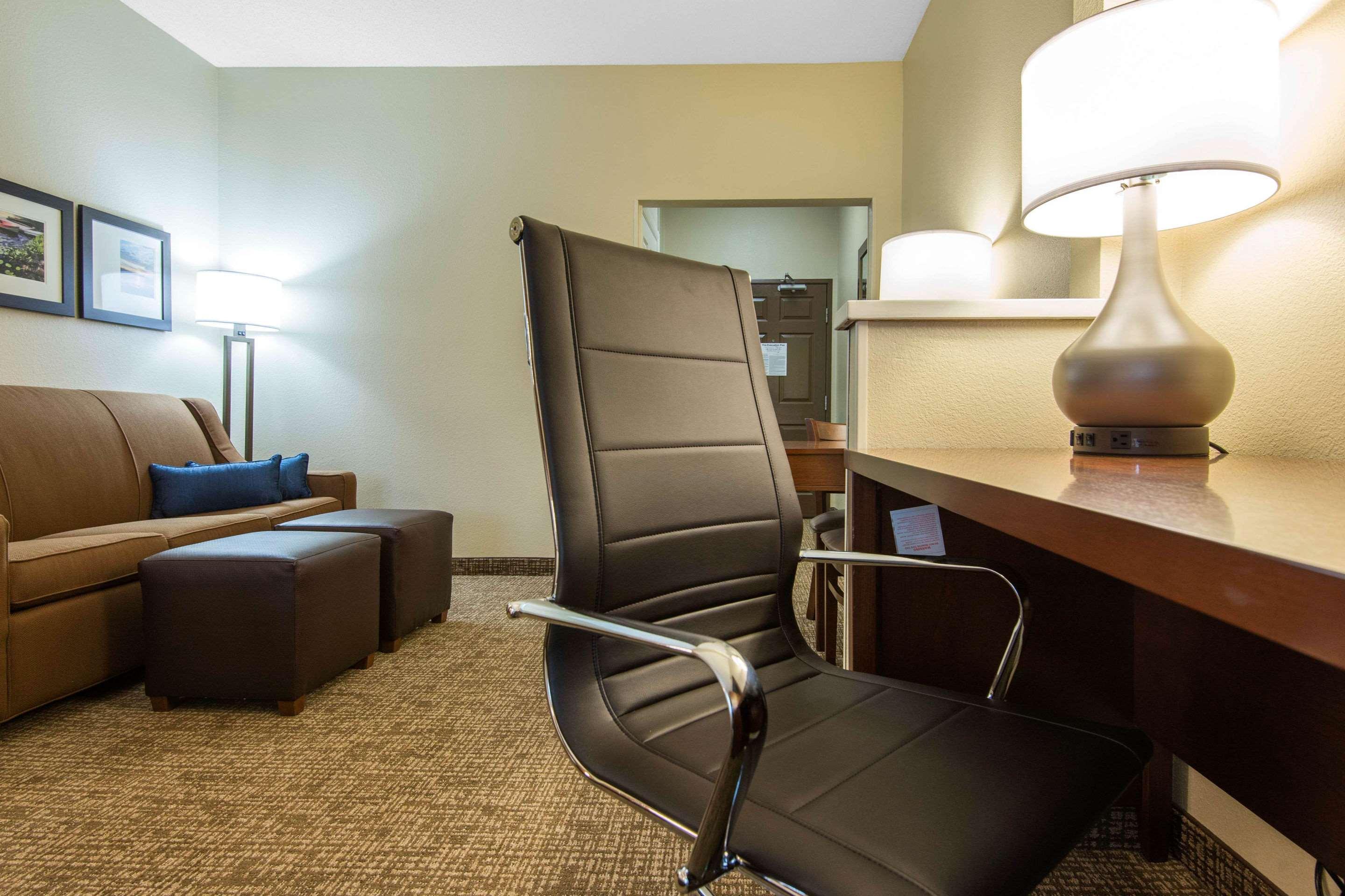 Comfort Suites Rochester Henrietta University Area Eksteriør bilde