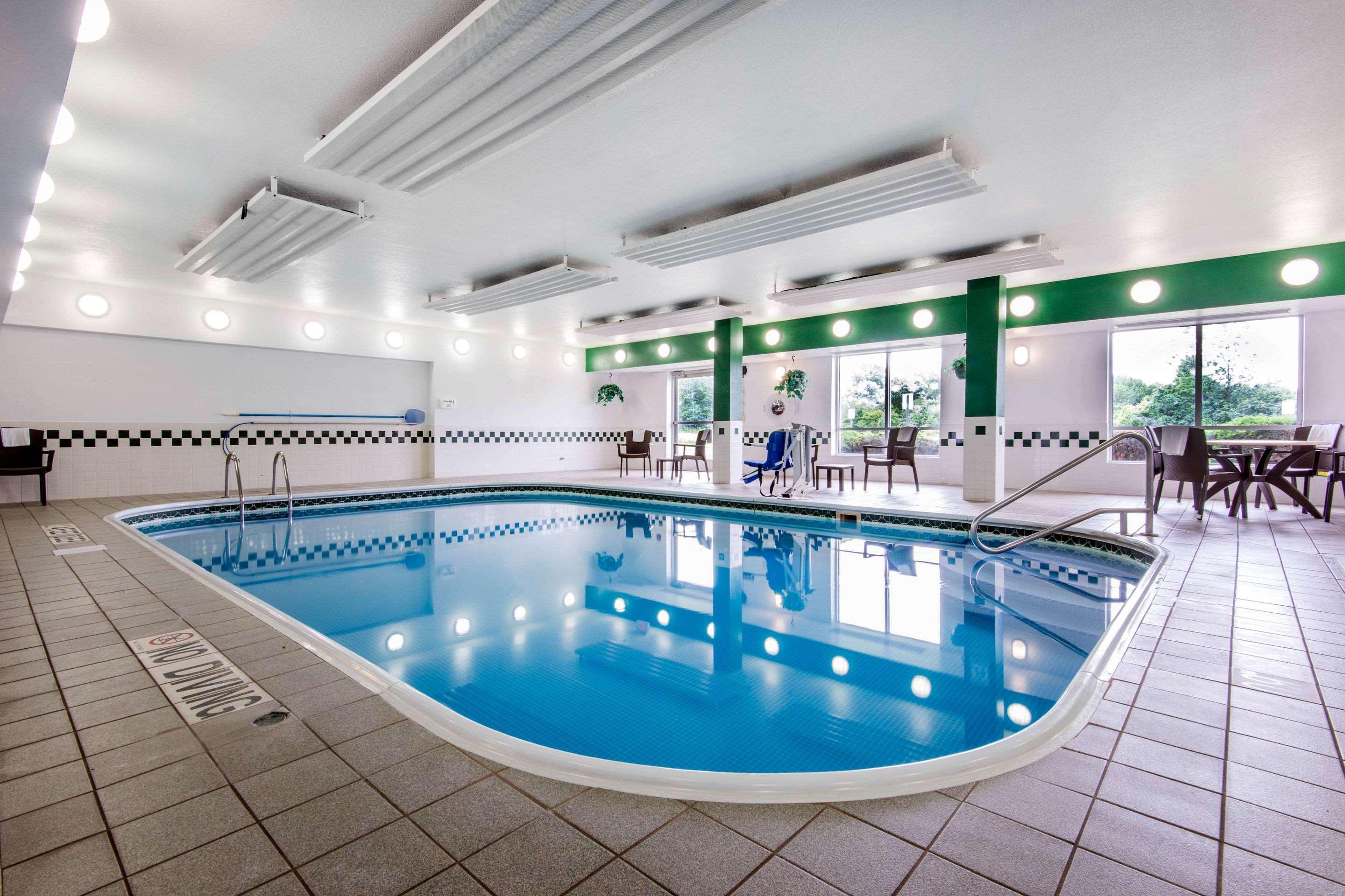 Comfort Suites Rochester Henrietta University Area Eksteriør bilde