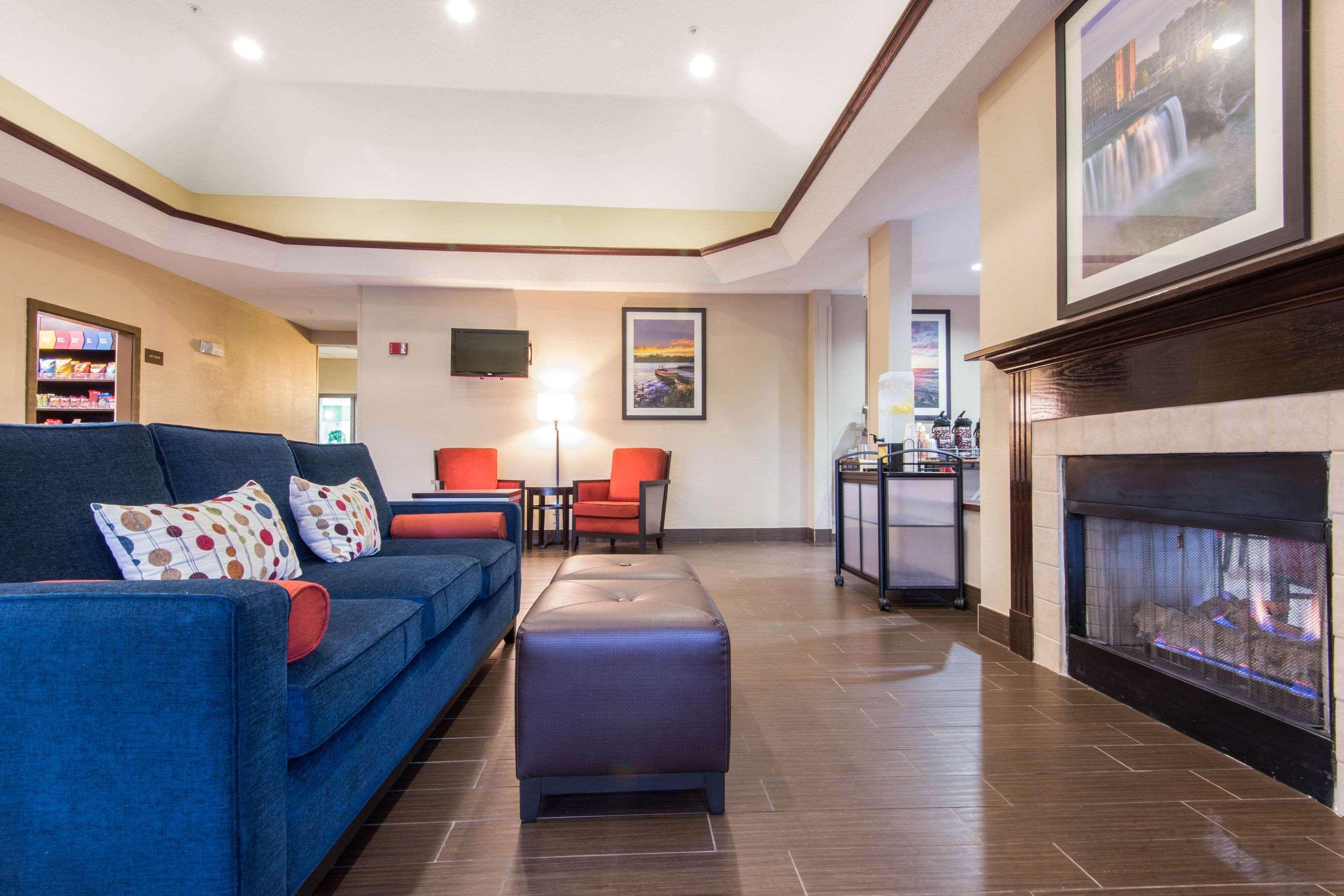 Comfort Suites Rochester Henrietta University Area Eksteriør bilde
