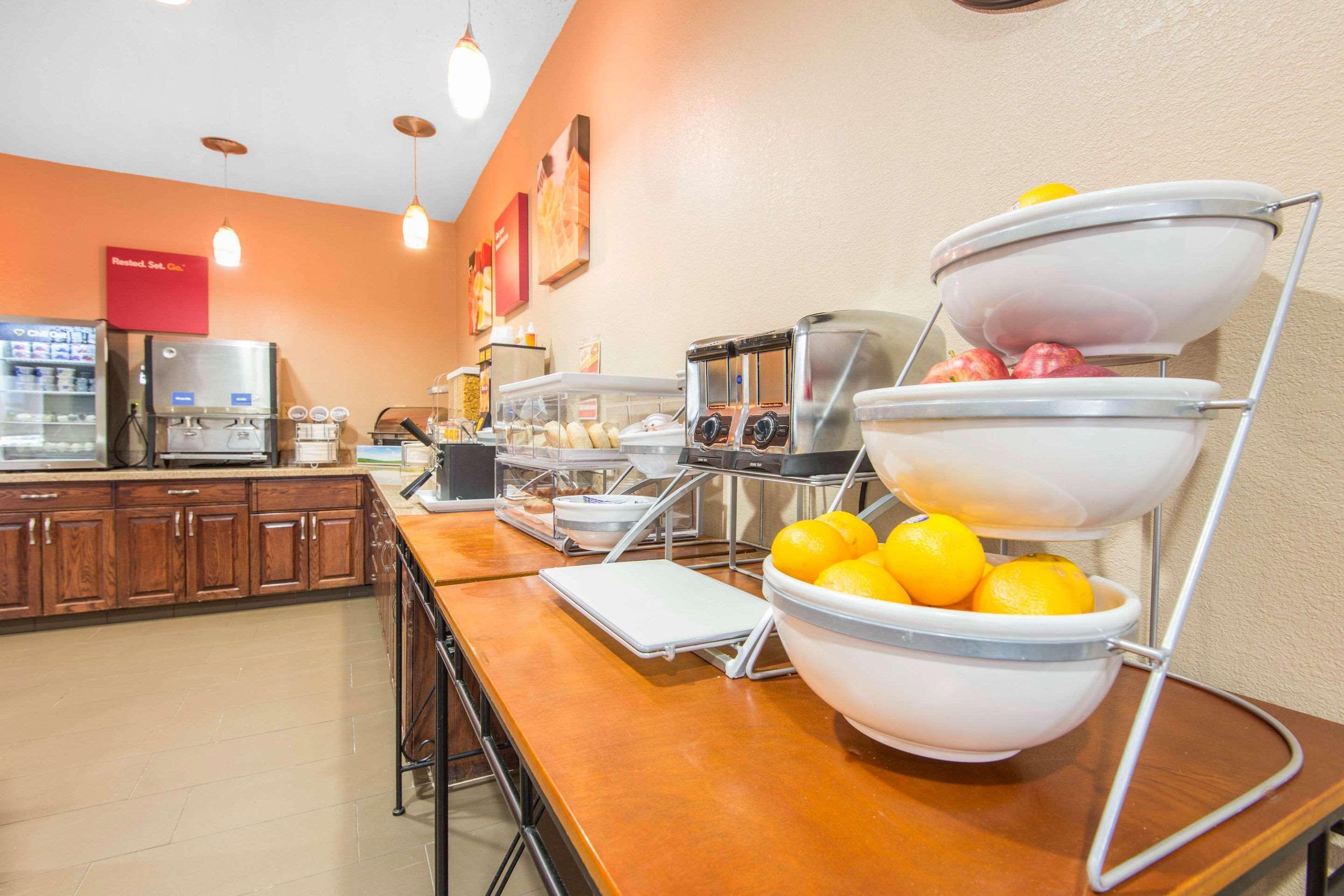 Comfort Suites Rochester Henrietta University Area Eksteriør bilde